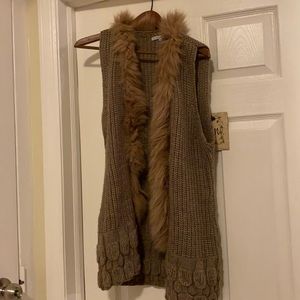 Sweater vest with fur